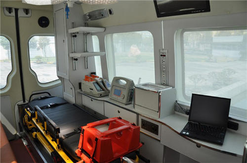 洋县救护车内部